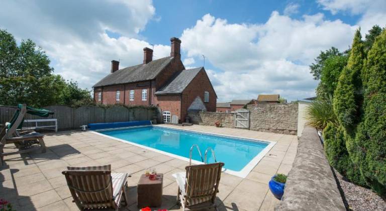 House with jacuzzi & pool | Pet-friendly in Stafford
