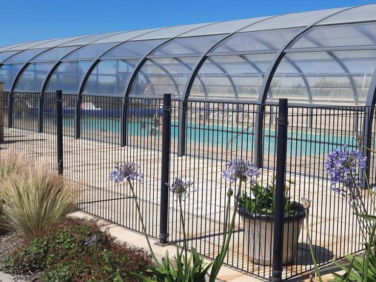 Family-oriented wonderful mobile home with heated pool & patio | Next to the beach | Pet-friendly — photo 2