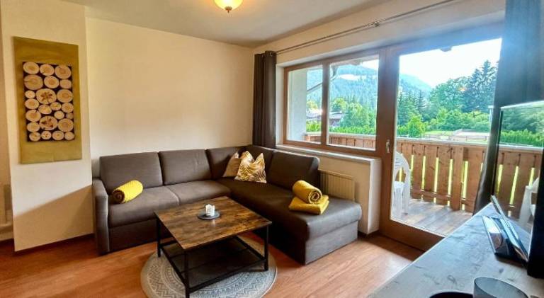 Holiday apartment with pool, patio & grill — photo 2