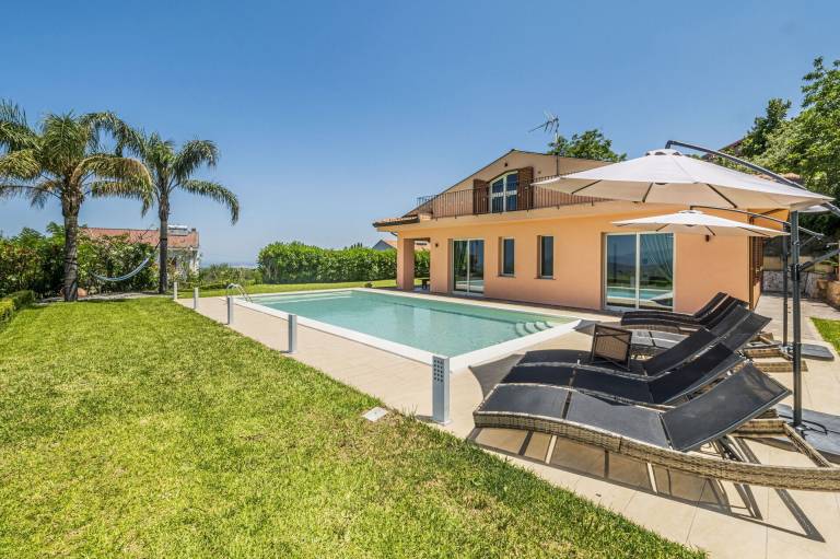 Children-friendly big villa with jacuzzi, garden & grill | Suitable for remote work | Pet-friendly in Messina