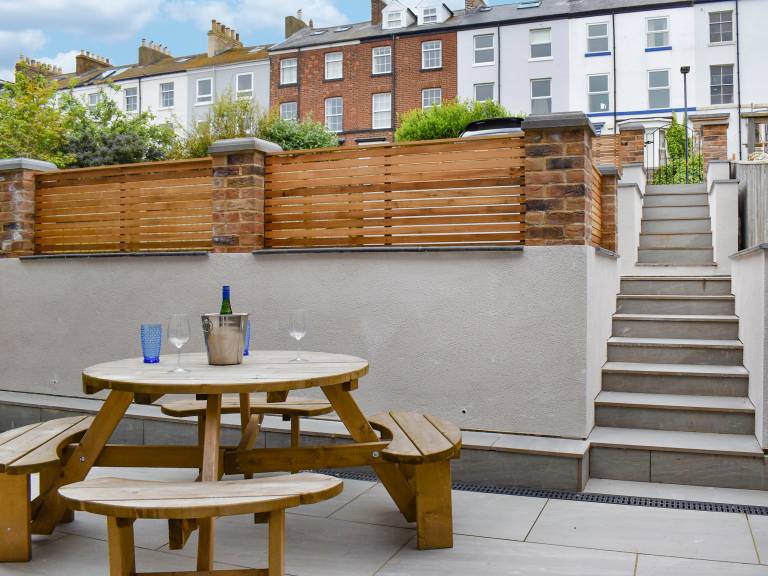 Cottage with yard | River view in Whitby