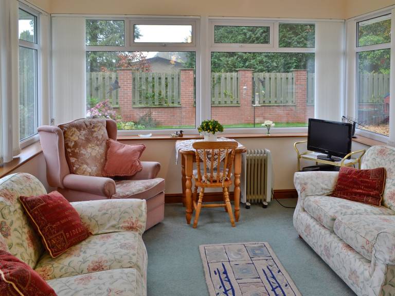 Cottage with garden — photo 4