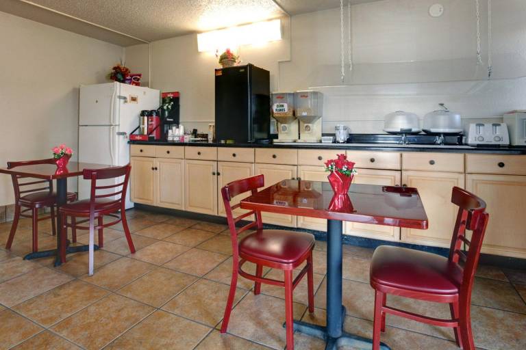 Americas Best Value Inn Alachua — photo 4