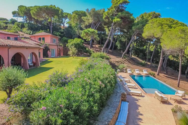 Villa with grill & yard — photo 4