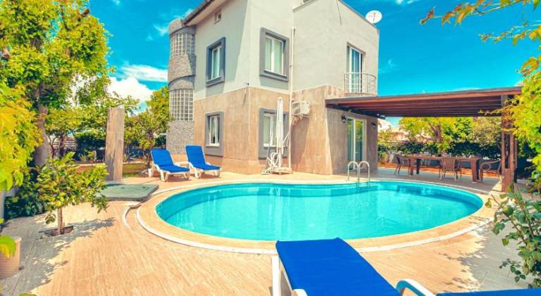 Vacation home with BBQ, patio & private pool in Antalya