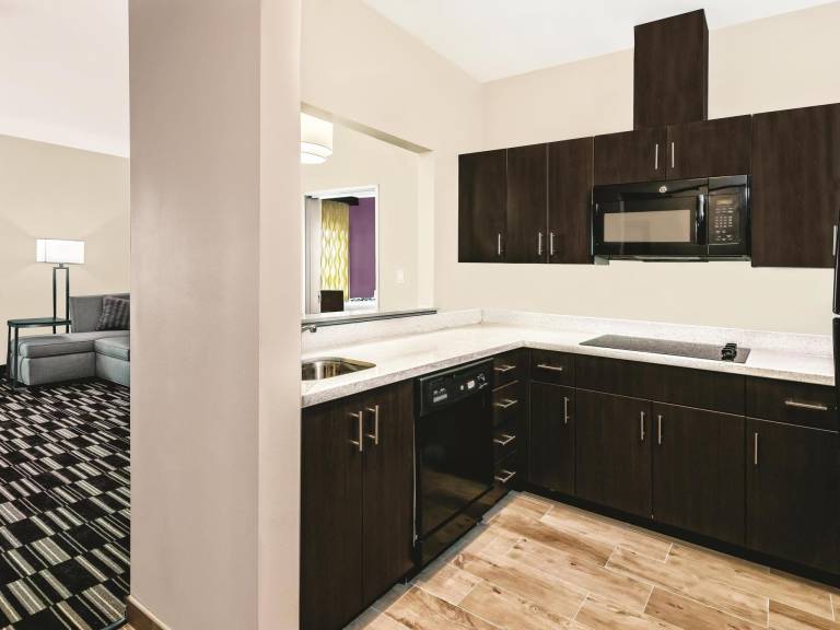 La Quinta Inn & Suites by Wyndham McAllen Convention Center — photo 5