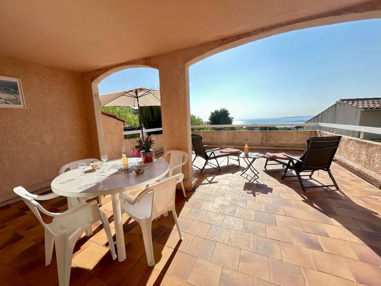2-room apartment, sea view terrace, near beach — photo 3