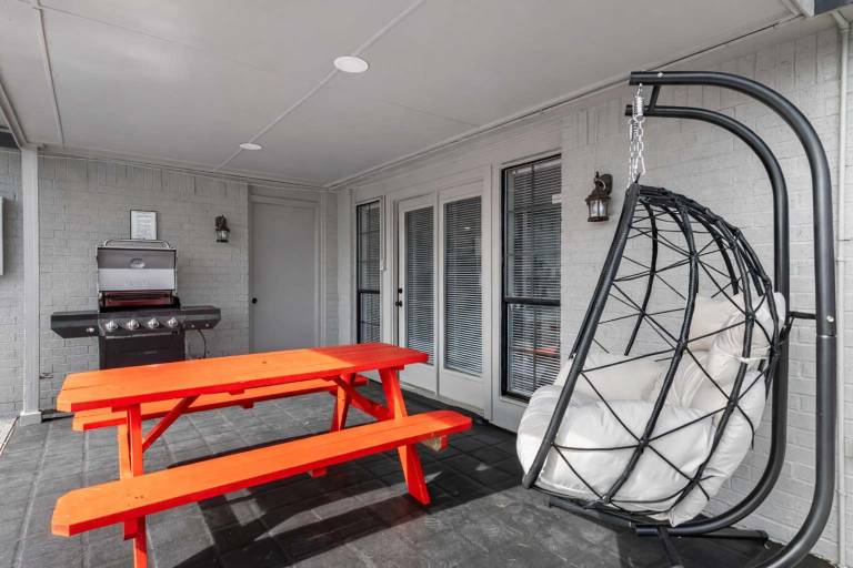 Beautiful 4BR 2B Home with Pool Near AT T Stadium — photo 3
