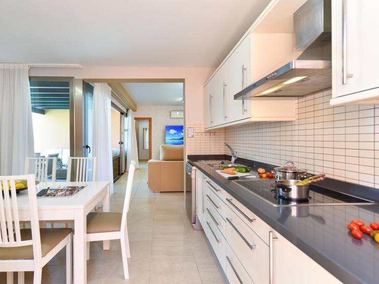 Family-oriented house with patio, pool & garden | Pets are welcome — photo 4