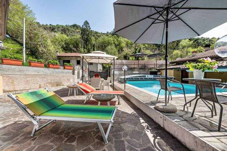 Holiday apartment with barbeque, patio & pool | Mountain view — photo 2