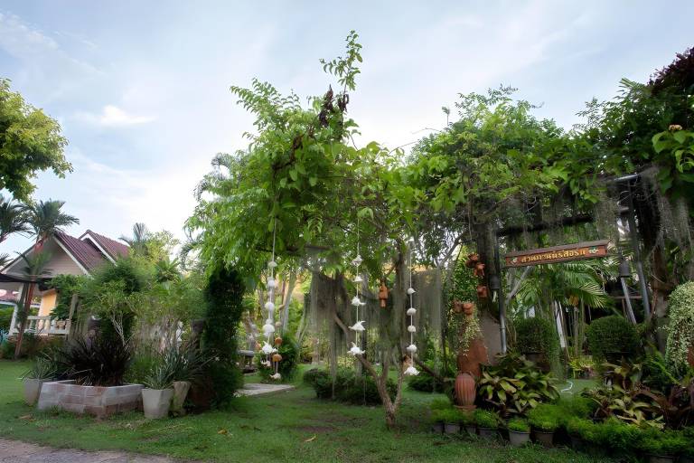 House with barbecue & yard | Water view in Rayong