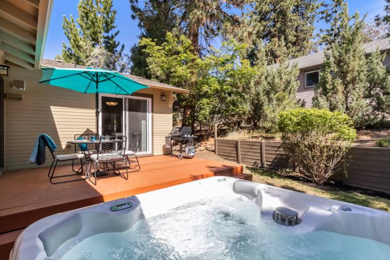 Vacation home with barbeque, garden & hot tub — photo 3