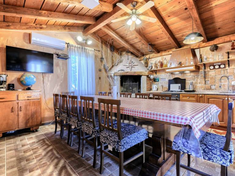 Vacation home with yard, grill & terrace — photo 5
