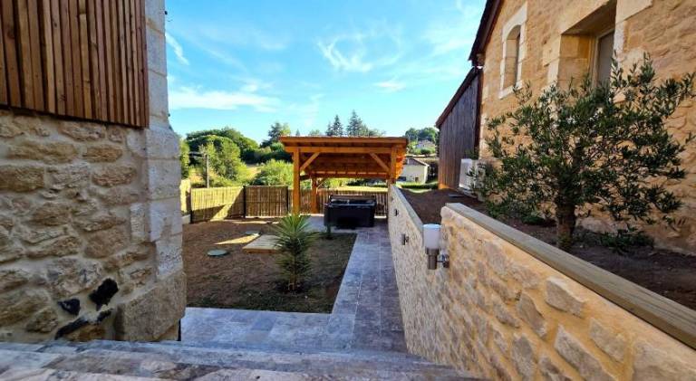 Vacation home with barbecue, hot tub & terrace — photo 4