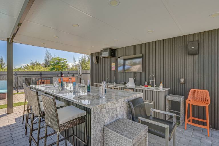 Poolside Lounge w/ Bar & Kitchen: Cape Coral Home — photo 2