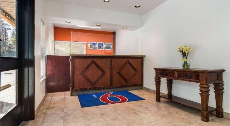 Motel 6 Surrey, BC — photo 2