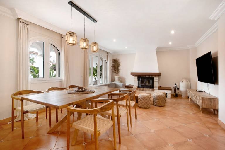 La Casita del Mar – House with Jacuzzi, Garden & Terraces 300 m from the Beach in Torremolinos — photo 4