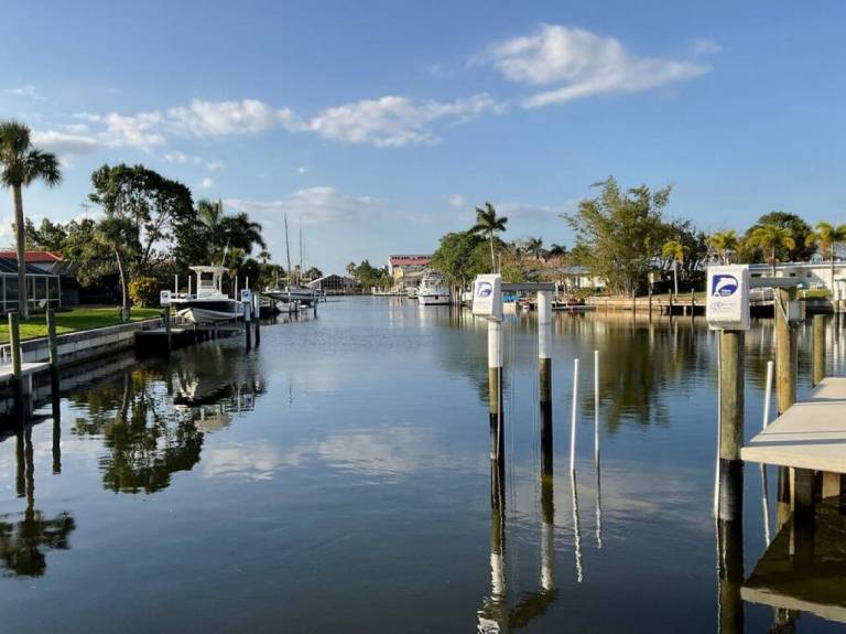 Cozy 3 Bedroom Home on a Deep Canal with a pool near Fisherman's Village — photo 3