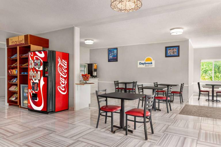Days Inn by Wyndham Kansas City International Airport — photo 4