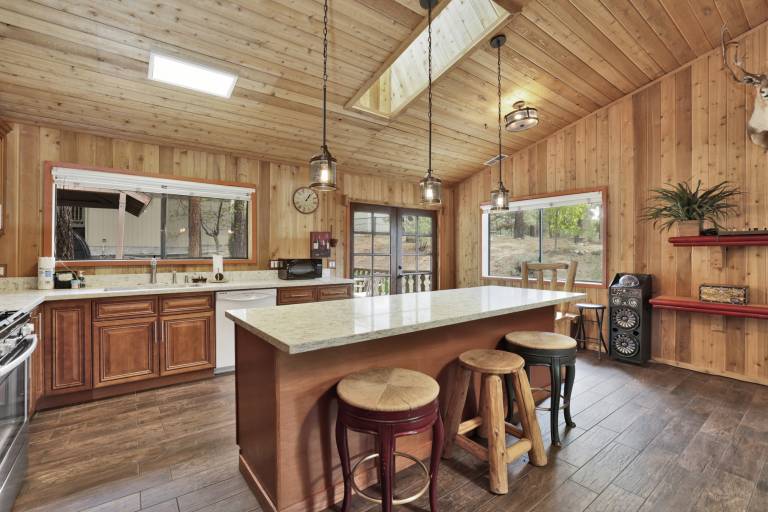 Family-oriented big cabin with barbeque & hot tub | Mountain view | Pets are welcome — photo 3