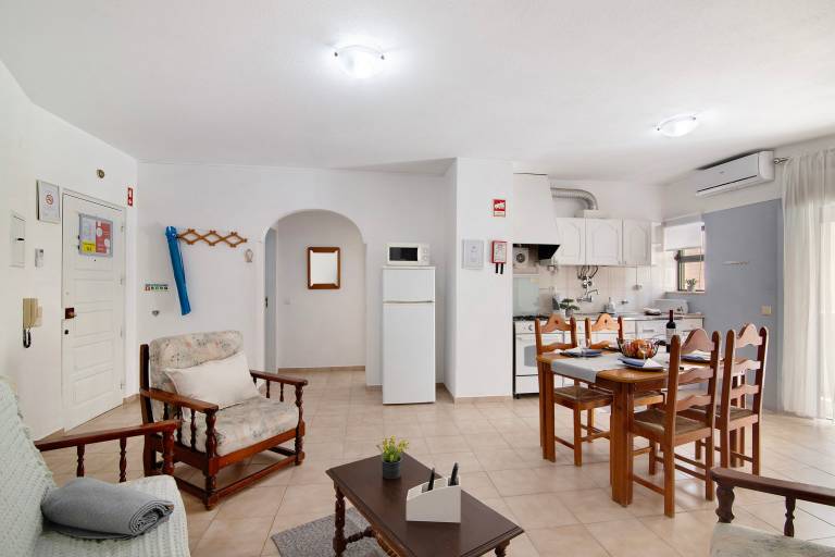 Family-friendly charming apartment with pool, barbeque & fast internet | City view | Next to the beach | Suitable for remote work | Pets allowed — photo 5