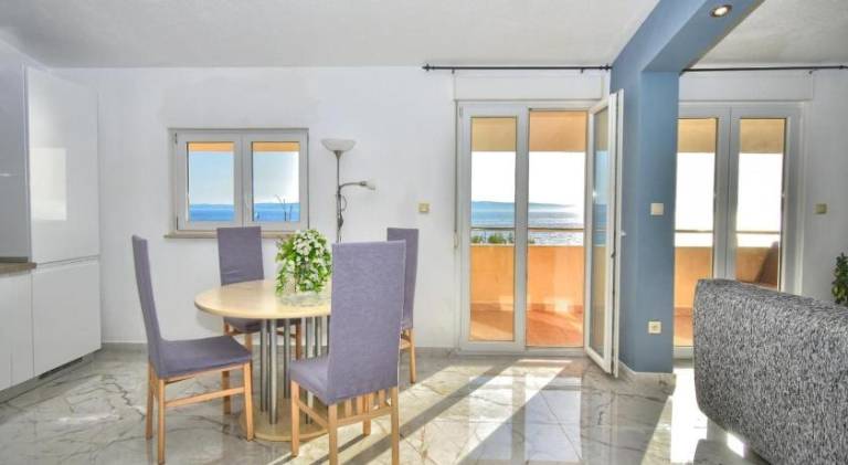 Rental apartment with terrace, barbeque & pool — photo 4