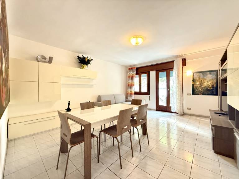 Rental apartment with patio — photo 3