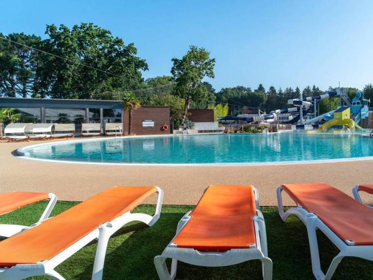 Family-oriented mobile home with terrace & heated pool | Dogs allowed — photo 2