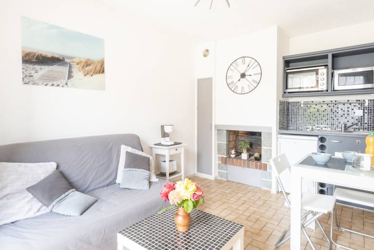 Child-friendly rental apartment with BBQ, yard & terrace | Next to the beach | Dogs allowed in Caen