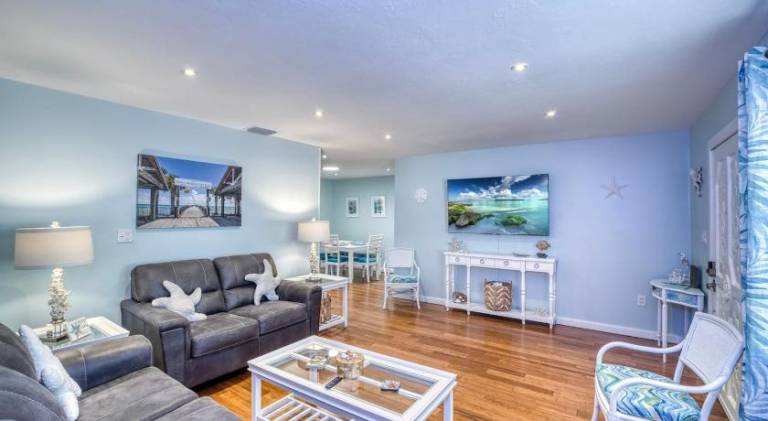 3 miles to AMI beach, 3 bed 2 bath, 4 miles to IMG — photo 2