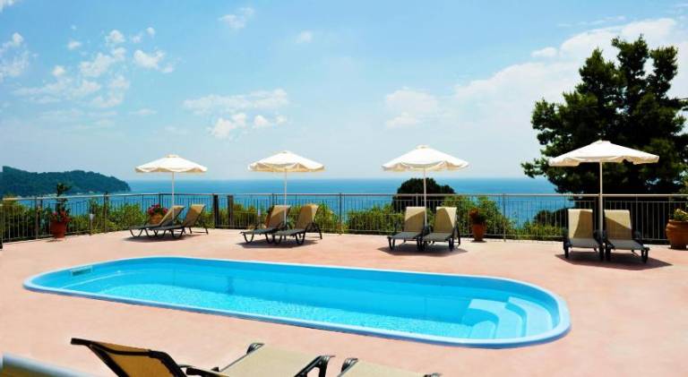 House with pool, patio & garden — photo 3