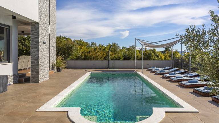 Villa with private pool, patio & barbecue in Crikvenica