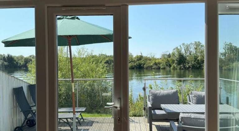 Peaceful Lakefront Escape w Sunset Views — photo 4