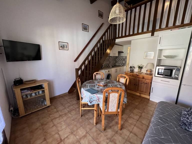Charming 2-Bedroom Villa with Terrace, 6 Guests, Near Beach and Port, Fully Equipped! — photo 3