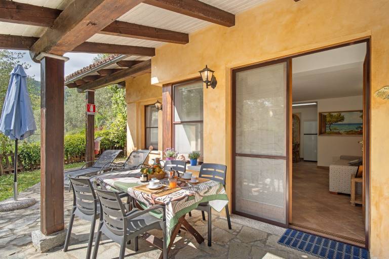 Chalet Salvia Apartment with Mountain View, Shared Seasonal Pool and Wi-Fi in Alassio