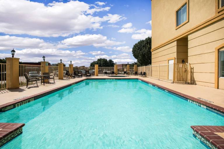 La Quinta Inn & Suites by Wyndham Brownwood — photo 3