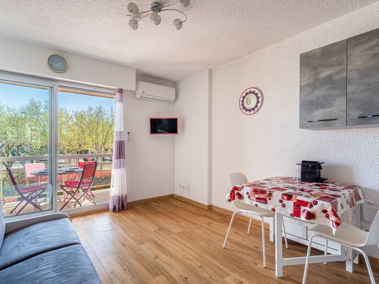 Apartment with patio & yard | Nature view — photo 2
