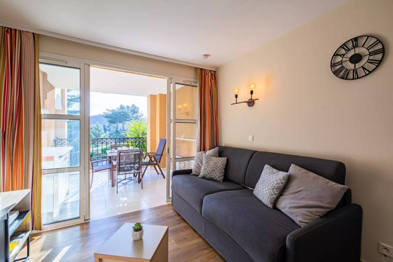 Studio with jacuzzi & patio | Close to the beach | Pet-friendly in Saint-Raphaël