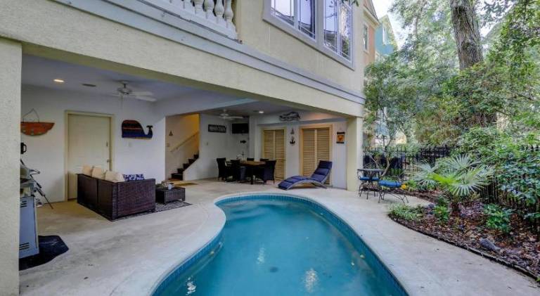Vacation home with pool — photo 3