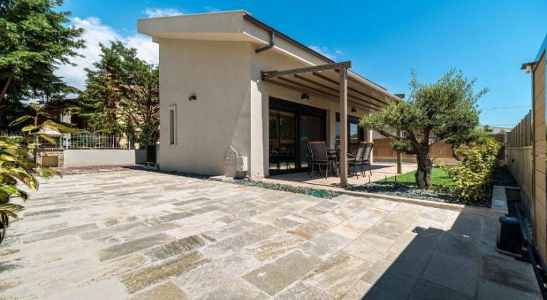 Villa with patio, barbecue & yard | Beach nearby | Pets allowed — photo 5