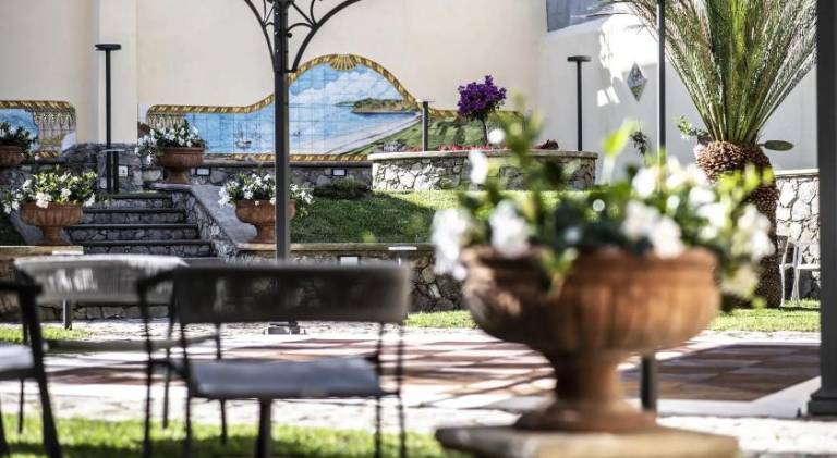 Holiday apartment with yard & terrace in Milazzo