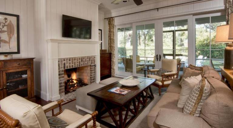 House with hot tub — photo 4