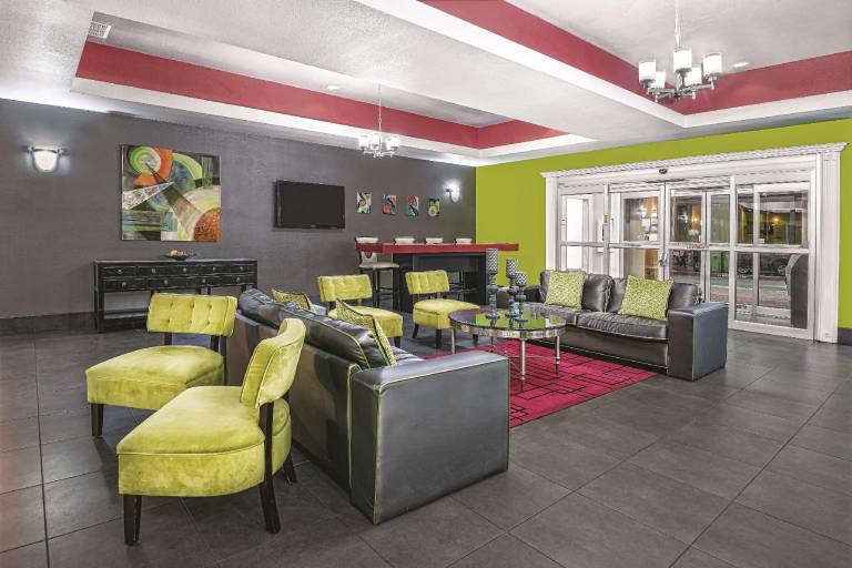 La Quinta Inn & Suites by Wyndham Laredo Airport — photo 2