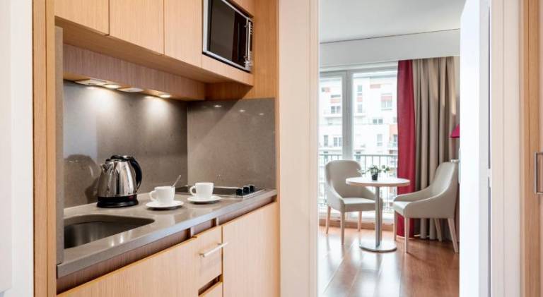 Serviced apartment with yard & patio | Pet-friendly — photo 5
