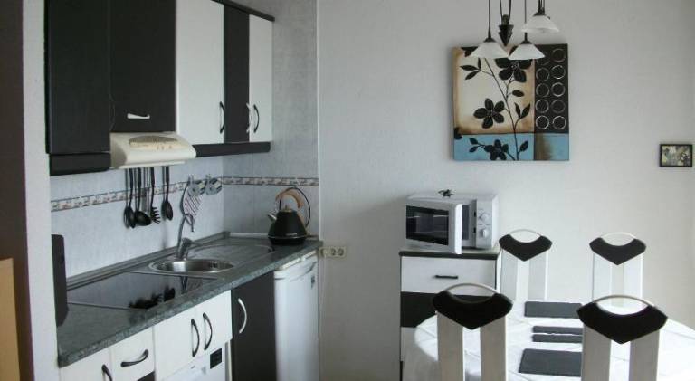 Entire house - 1 Bedroom Penthouse On Front Line Of The Beach — photo 4