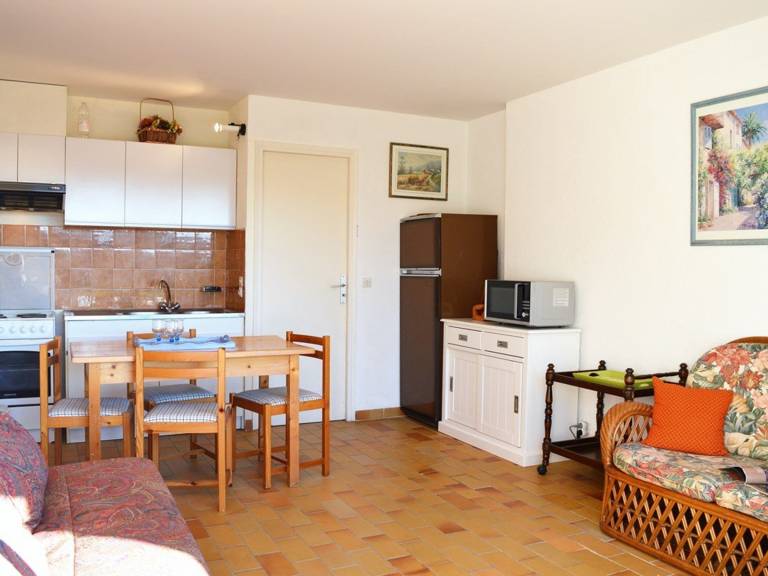 Studio with sleeping area near beach with parking - Le Lavandou — photo 3