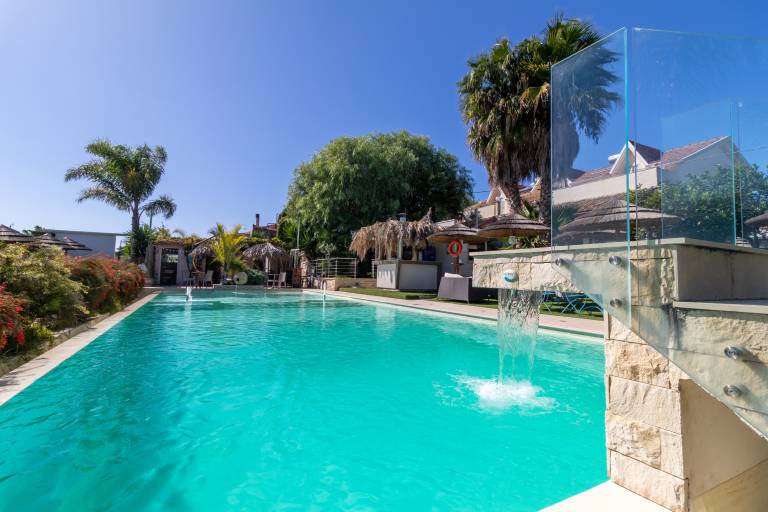 Apartment with Garden and Pool View, Private Veranda — photo 2