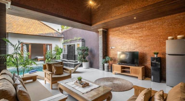 Spacious villa with terrace, yard & private pool | Pets are welcome — photo 2