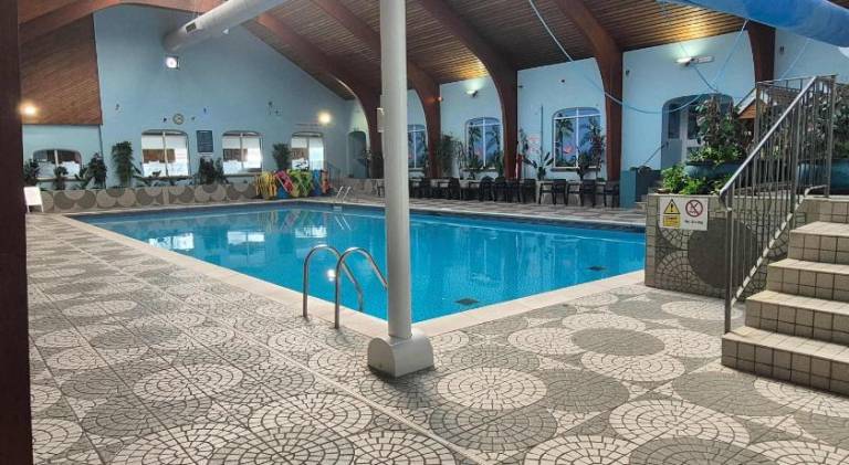 House with pool — photo 4
