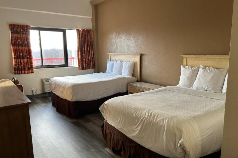Hilltop Inn & Suites